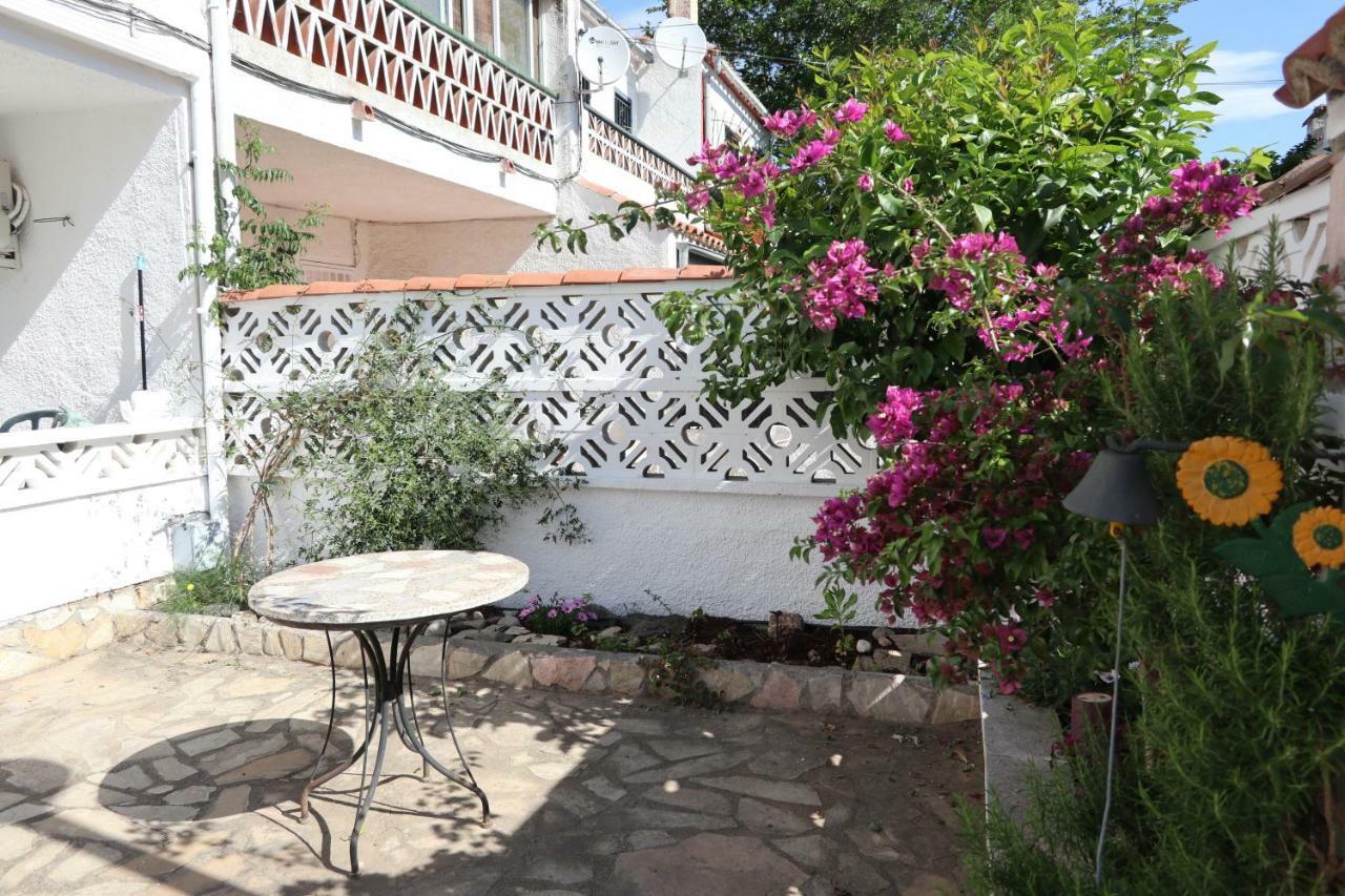 Orlina Apartment เอมปูเรียบราบา ภายนอก รูปภาพ