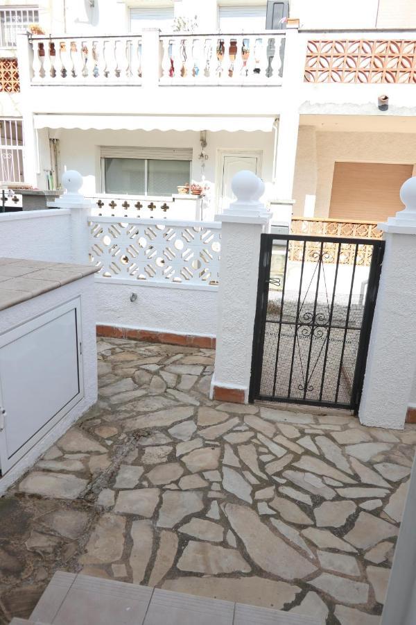 Orlina Apartment เอมปูเรียบราบา ภายนอก รูปภาพ