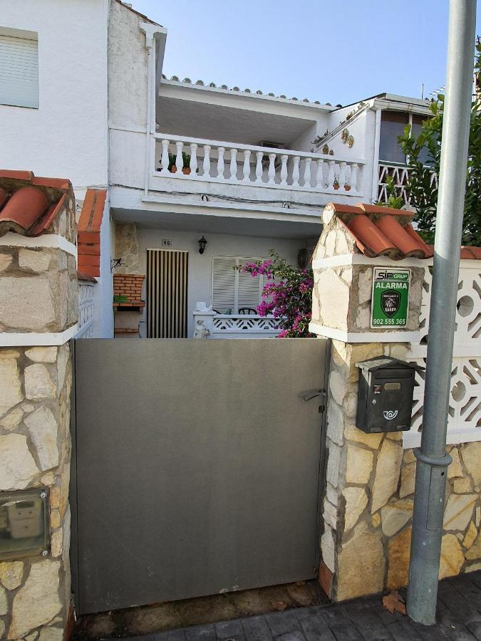 Orlina Apartment เอมปูเรียบราบา ภายนอก รูปภาพ